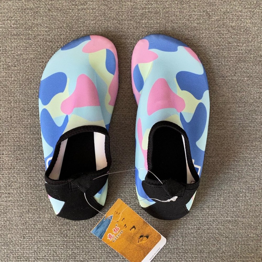 Girls Blue/Pink Camo Water Shoes (size 13.5 / 1)